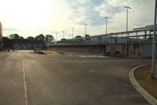 Neuer Vorplatz mit Blick auf Containerhalle und Sandfang